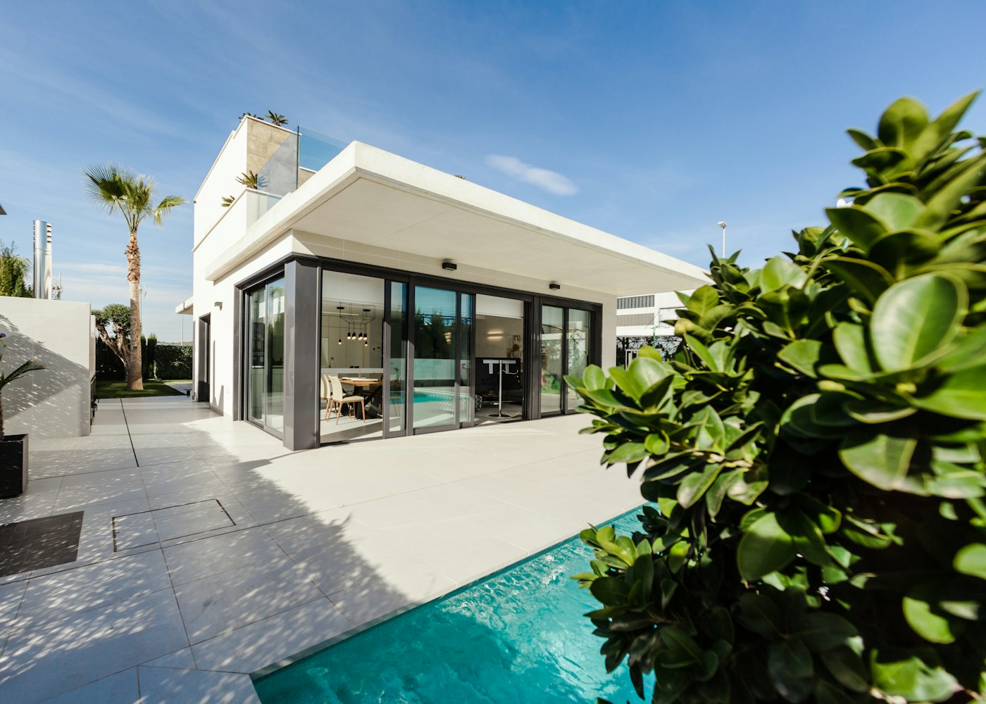 Casa Cal: volumen blanco con voladizo sobre la piscina