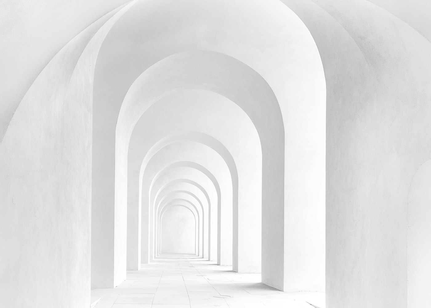 Pabellón Sur: galería de arcos blancos