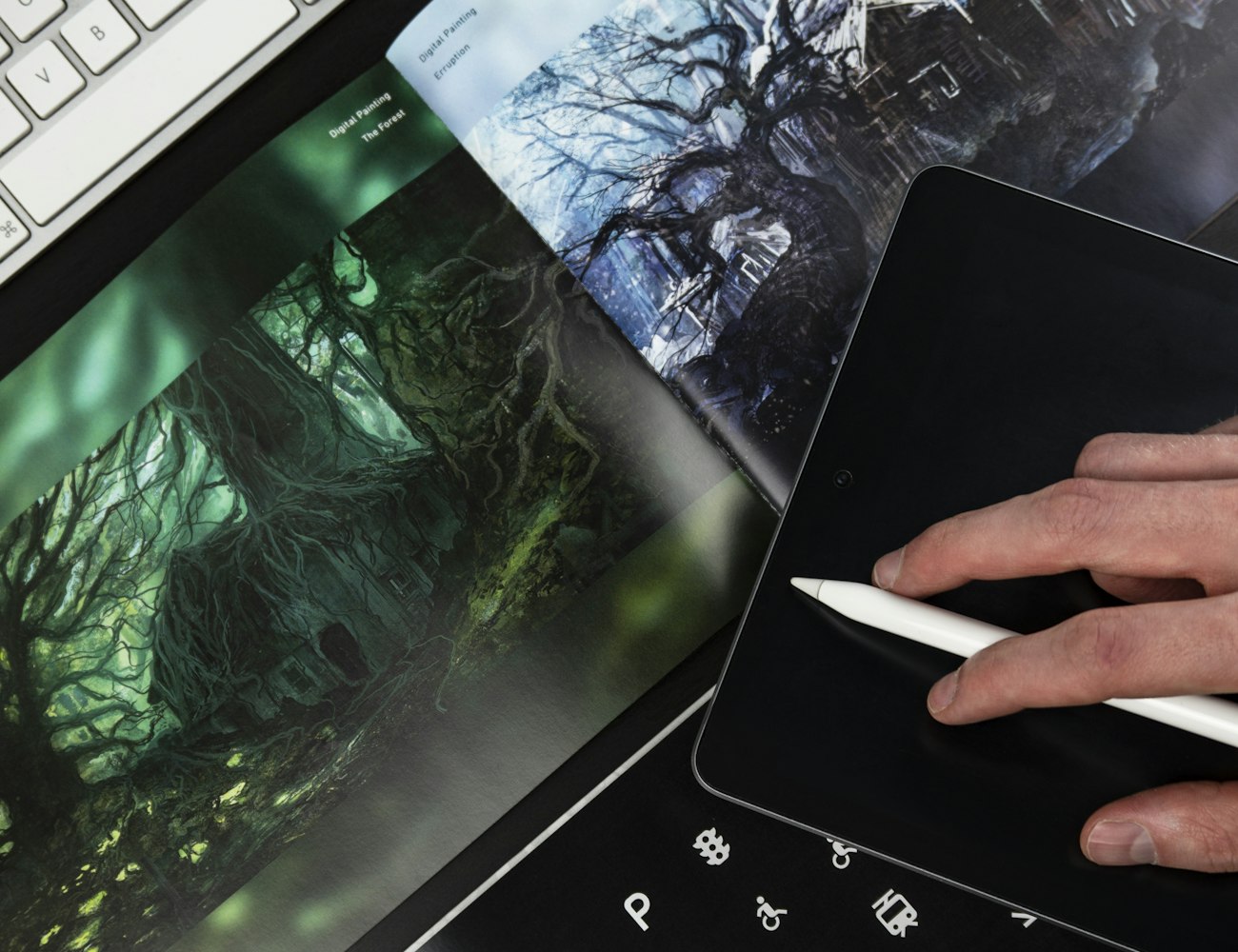 Ilustración digital de un bosque en proceso sobre una tableta gráfica